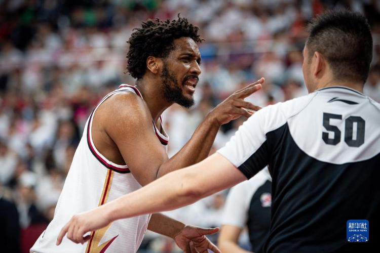 今晚辽宁本钢调整名单以备欧篮联,队长鼓劲环节打磨,质疑声仍在,年轻球员得到机会的简单介绍